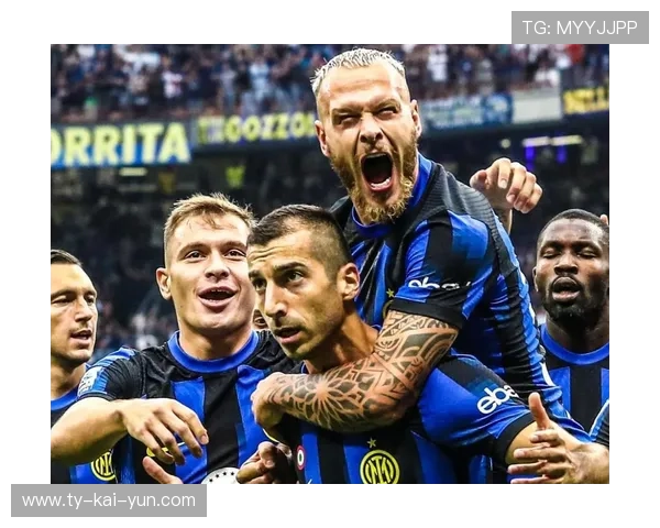 米兰德比现场球迷营造热烈氛围，雪中助威